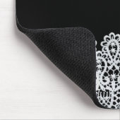 Witte kant vormt een delicate grens tegen zwart muismat (Hoek)