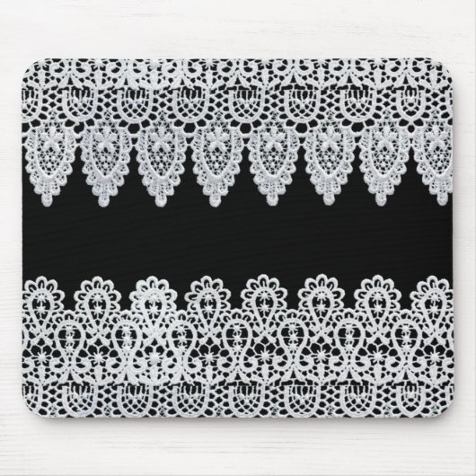 Witte kant vormt een delicate grens tegen zwart muismat (Voorkant)