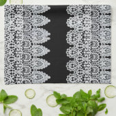 Witte kant vormt een delicate grens tegen zwart theedoek (Gevouwen)