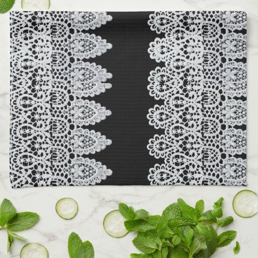 Witte kant vormt een delicate grens tegen zwart theedoek (Gevouwen)