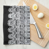 Witte kant vormt een delicate grens tegen zwart theedoek (Quarter Fold)