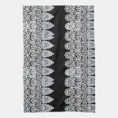 Witte kant vormt een delicate grens tegen zwart theedoek (Verticaal)