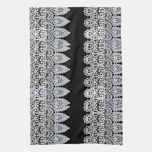 Witte kant vormt een delicate grens tegen zwart theedoek (Verticaal)