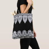 Witte kant vormt een delicate grens tegen zwart tote bag (Dichtbij)