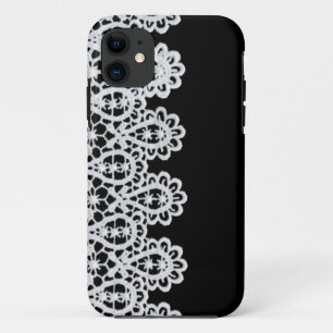 Witte kant vormt een delicate rand tegen zwart iPhone 11 hoesje