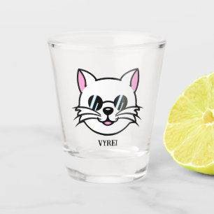 Witte kat draagt zwarte bril / zonnebril shot glas