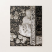 Witte kat in de bloementuin legpuzzel (Verticaal)