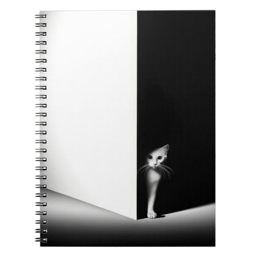 Witte kat in zwarte schaduwen notitieboek (Voorkant)