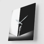 Witte kat in zwarte schaduwen vierkante klok (Hoek)