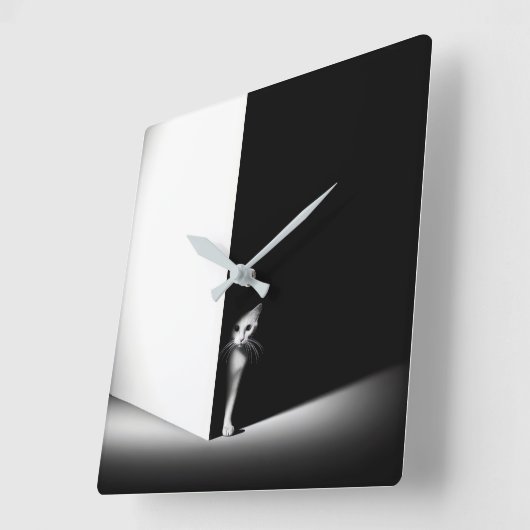 Witte kat in zwarte schaduwen vierkante klok (Hoek)