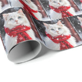 Witte kat met rode sjaal in sneeuwvlokken cadeaupapier (Rol Hoek)