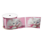 Witte kat met roze linten (Spoel)