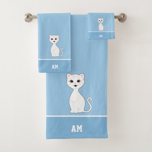 Witte Kat & Monogram op Lichtblauw Bad Handdoek (Insitu)