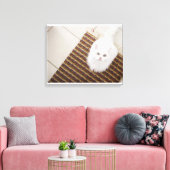 Witte kat op mat canvas afdruk (Insitu (Woonkamer))