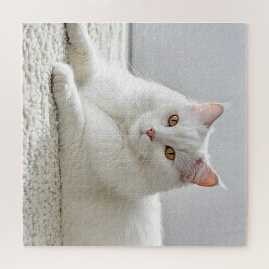 Witte kat poseren op wit tapijt legpuzzel (Horizontaal)