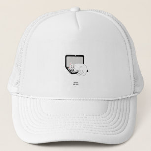 Witte kat slapen op laptop trucker hoed pet
