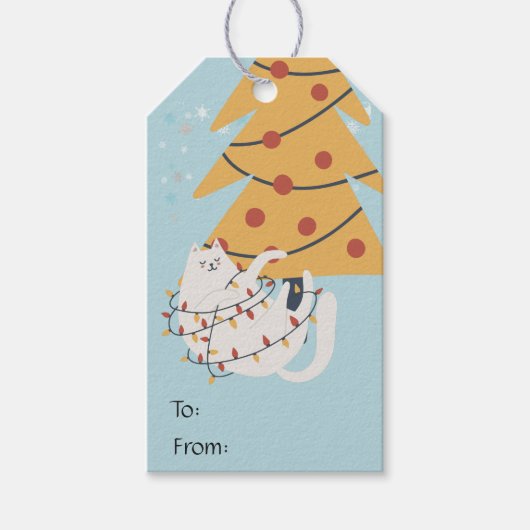 Witte kat verpakt in rode kerstboomverlichting cadeaulabel