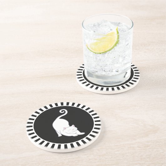 Witte katje op zwart-wit onderzetter (Zijkant)