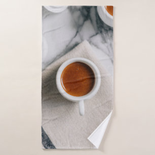 WITTE KERAMISCHE TEACUP GEVULD MET RODE VLOEISTOFF BADHANDDOEK