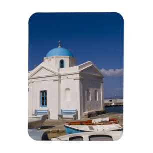 Witte kerk op het strand nabij de Egeïsche Zee op Magneet
