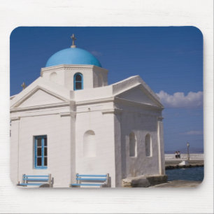 Witte kerk op het strand nabij de Egeïsche Zee op Muismat