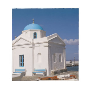 Witte kerk op het strand nabij de Egeïsche Zee op Notitieblok