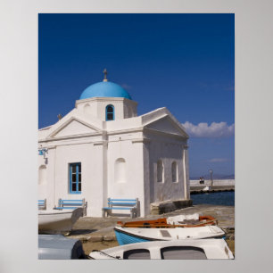 Witte kerk op het strand nabij de Egeïsche Zee op Poster