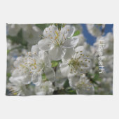 witte kersen bloeit in het voorjaar tegen de blauw theedoek (Horizontaal)