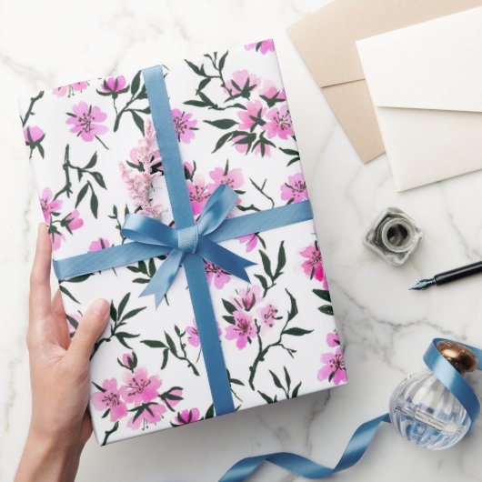 Witte kersenbloesem op wit cadeaupapier (Geschenken)