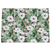 Witte kerstbloemen en rode bessen groot cadeauzakje (Voorkant)