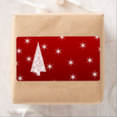 Witte kerstboom met sterren op rood. etiket (Insitu)