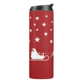 Witte kerststijl en aangepaste naam op rood thermosbeker (Gedraaid links)