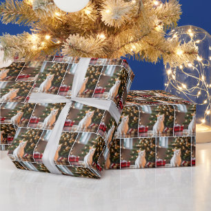 Witte kitten door kerstboom cadeaupapier