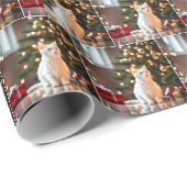 Witte kitten door kerstboom cadeaupapier (Rol Hoek)
