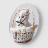 Witte kitten in een mand grote klok (Hoek)