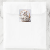 Witte kitten in een mand vierkante sticker (Tas)