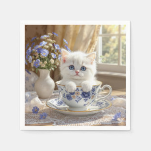 Witte kitten in een theekopje servet