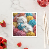 Witte kitten in garen ballen servet (Insitu)