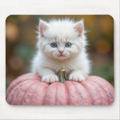 Witte kitten op roze pompoen muismat (Voorkant)