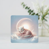 Witte kitten slaapt op een maansikkel kaart (Staand voorkant)