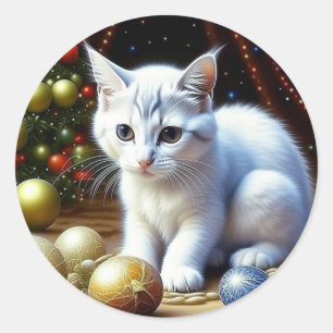 Witte Kitten Spelen met Gouden Kerstmis Ornamenten Ronde Sticker