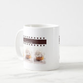 Witte koekjes op bruine Achtergrondzakelijke artik Koffiemok (Voorkant links)