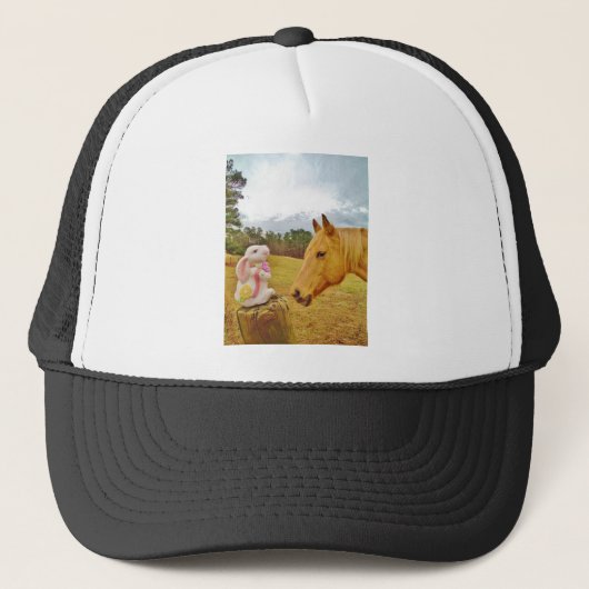 Witte konijn en Gele Paarden Trucker Pet (Voorkant)