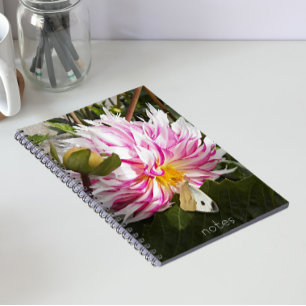 Witte Koolvlinder op Roze Dahlia Bloem Notitieboek