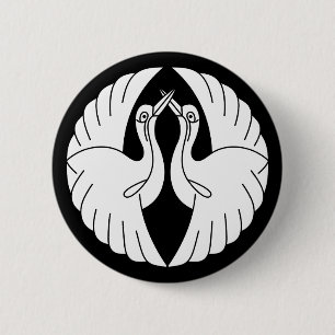 Witte kraanvogels tegenover elkaar ronde button 5,7 cm