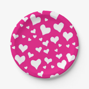 Witte krijtharten op fuchsia roze papieren bordje