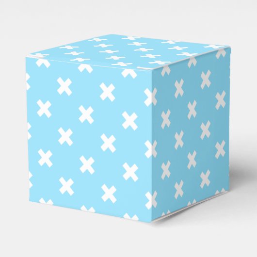 Witte kruisstiften op babyblauw bedankdoosjes (Voorkant Zijde)