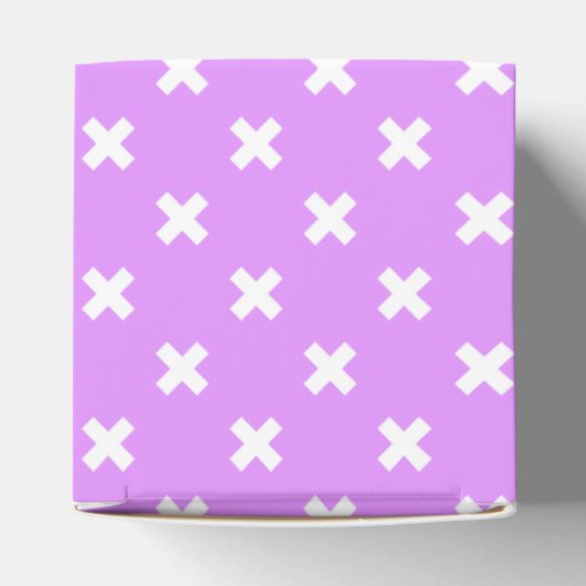 Witte kruisstiften op lila bedankdoosjes (Bovenkant)