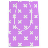 Witte kruisstiften op lila medium cadeauzakje (Voorkant)