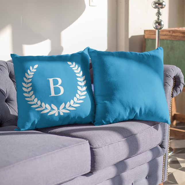 Witte lauwerkrans moderne monogram kussen (White Laurel Wreath Modern Monogram Outdoor Pillow)